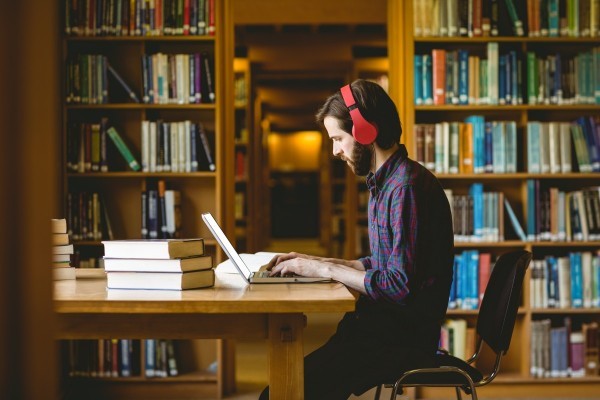 هل يمكن أن تساعدك الموسيقى على الدراسة أم أنّها مجرّد حجة لتضييع الوقت؟