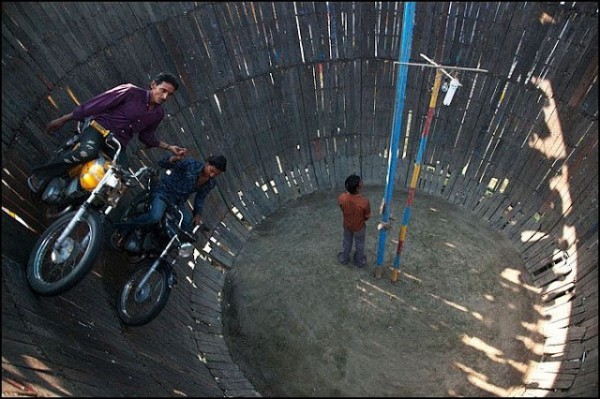 شاهد تحدي الموت في الهند