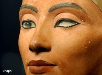 تمثال نفرتيتي من أجمل اثار مصر الفرعونية تمثال نفرتيتي من أجمل اثار مصر الفرعونية
