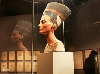 تمثال نفرتيتي من أجمل اثار مصر الفرعونية تمثال نفرتيتي من أجمل اثار مصر الفرعونية
