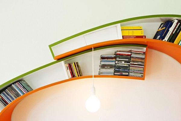 تخيل !! وجود مثل هذه المكتبة في منزلك ، مكتبة و مقعد فى وقت واحد ! تخيل !! وجود مثل هذه المكتبة في منزلك ، مكتبة و مقعد فى وقت واحد !