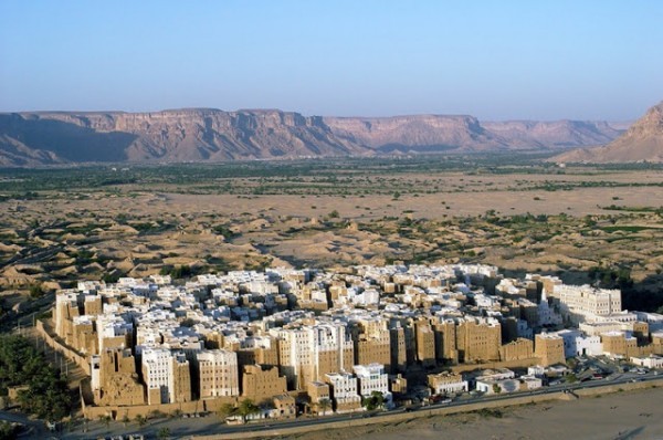 مدينة رائعه وسط الصحراء شُيدت بابسط الإمكانيات و أول ناطحات سحاب بالعالم – مدينة شبام اليمنية مدينة رائعه وسط الصحراء شُيدت بابسط الإمكانيات و أول ناطحات سحاب بالعالم – مدينة شبام اليمنية