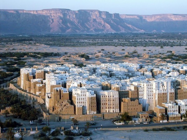 مدينة رائعه وسط الصحراء شُيدت بابسط الإمكانيات و أول ناطحات سحاب بالعالم – مدينة شبام اليمنية مدينة رائعه وسط الصحراء شُيدت بابسط الإمكانيات و أول ناطحات سحاب بالعالم – مدينة شبام اليمنية