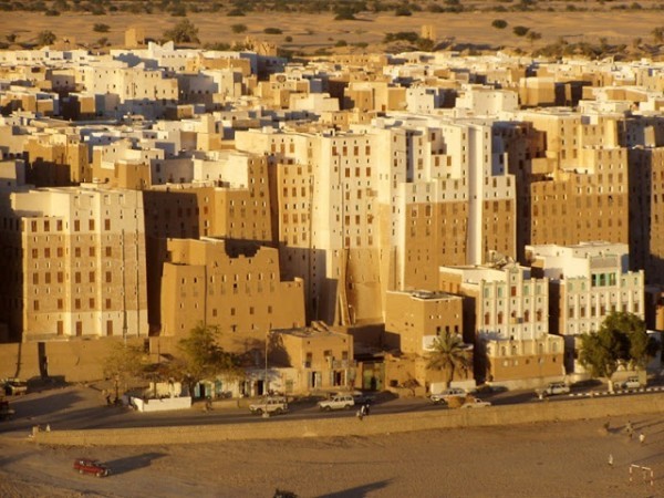 مدينة رائعه وسط الصحراء شُيدت بابسط الإمكانيات و أول ناطحات سحاب بالعالم – مدينة شبام اليمنية مدينة رائعه وسط الصحراء شُيدت بابسط الإمكانيات و أول ناطحات سحاب بالعالم – مدينة شبام اليمنية