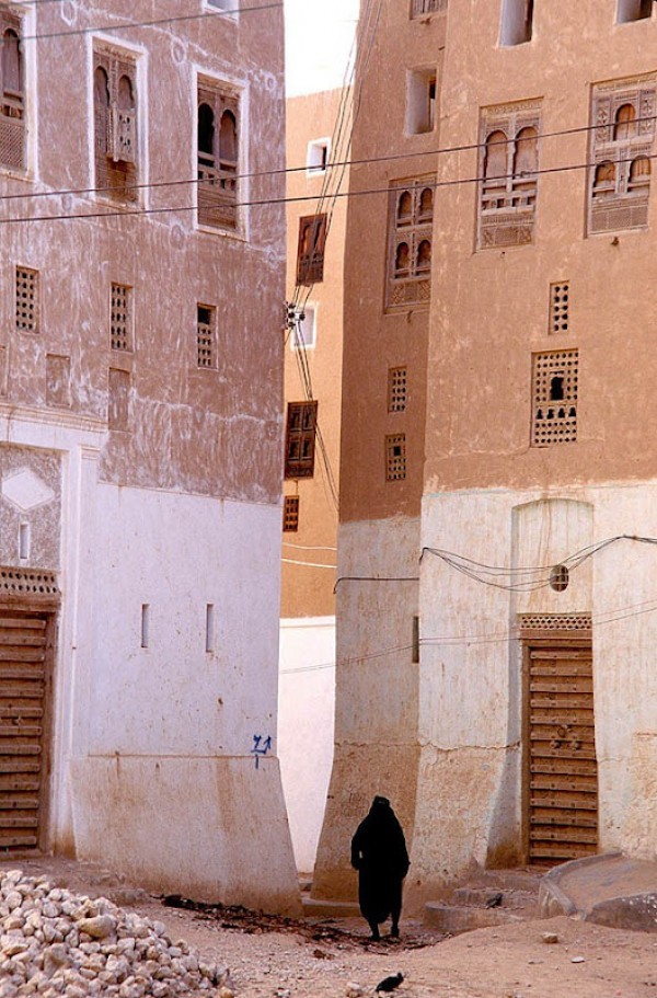مدينة رائعه وسط الصحراء شُيدت بابسط الإمكانيات و أول ناطحات سحاب بالعالم – مدينة شبام اليمنية مدينة رائعه وسط الصحراء شُيدت بابسط الإمكانيات و أول ناطحات سحاب بالعالم – مدينة شبام اليمنية