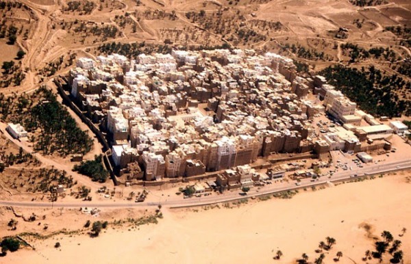 مدينة رائعه وسط الصحراء شُيدت بابسط الإمكانيات و أول ناطحات سحاب بالعالم – مدينة شبام اليمنية مدينة رائعه وسط الصحراء شُيدت بابسط الإمكانيات و أول ناطحات سحاب بالعالم – مدينة شبام اليمنية