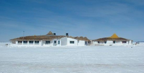 فندق من ملح الطعام !! تخيل أن تجلس على كراسي من الملح و تنام على آسرة من الملح والجدران حولك من الملح فندق من ملح الطعام !! تخيل أن تجلس على كراسي من الملح و تنام على آسرة من الملح والجدران حولك من الملح