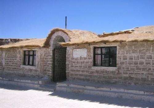 فندق من ملح الطعام !! تخيل أن تجلس على كراسي من الملح و تنام على آسرة من الملح والجدران حولك من الملح فندق من ملح الطعام !! تخيل أن تجلس على كراسي من الملح و تنام على آسرة من الملح والجدران حولك من الملح