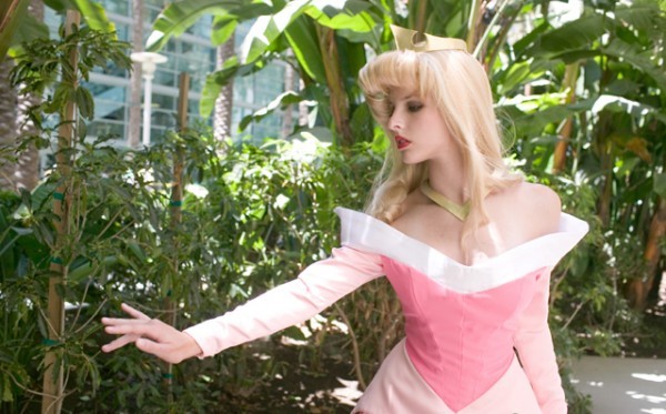 جنون تقليد الشخصيات الكرتونيه ” الكوزبلاي ” ، خط رفيع بين الهوس و الإبداع