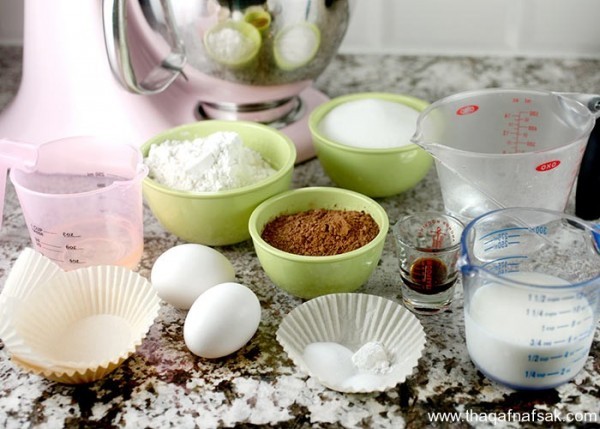 طريقة عمل الكب كيك بكريمة الشيكولاته والفول السوداني