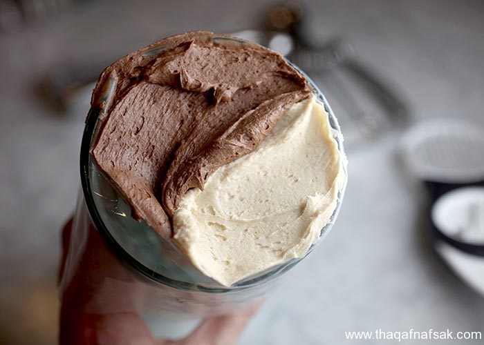 طريقة عمل الكب كيك بكريمة الشيكولاته والفول السوداني