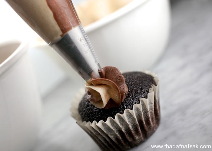 طريقة عمل الكب كيك بكريمة الشيكولاته والفول السوداني