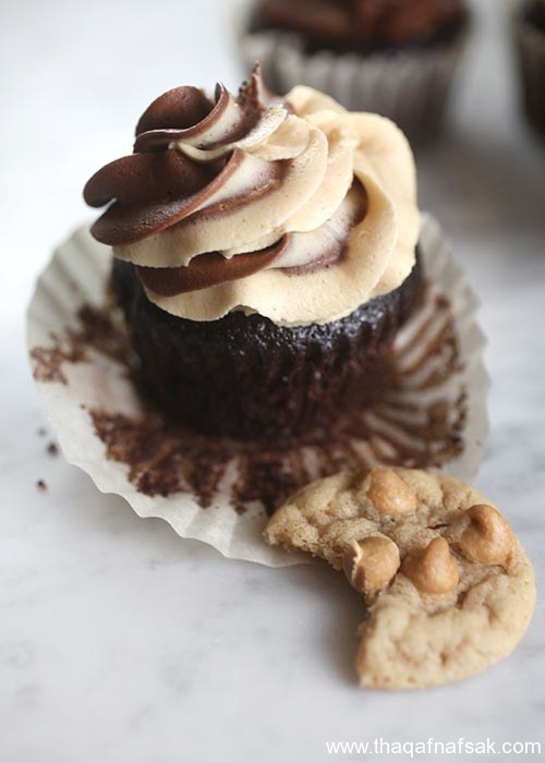 طريقة عمل الكب كيك بكريمة الشيكولاته والفول السوداني