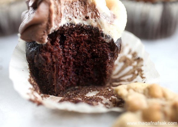 طريقة عمل الكب كيك بكريمة الشيكولاته والفول السوداني