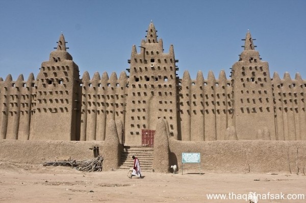 أكبر مبنى من الطوب اللبن في العالم “مسجد جينيه العظيم” أكبر مبنى من الطوب اللبن في العالم “مسجد جينيه العظيم”