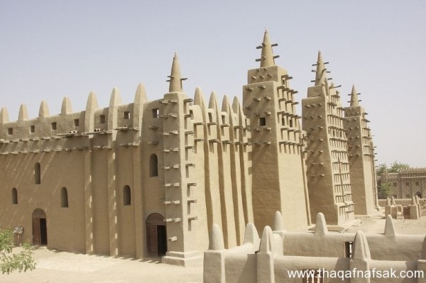 أكبر مبنى من الطوب اللبن في العالم “مسجد جينيه العظيم” أكبر مبنى من الطوب اللبن في العالم “مسجد جينيه العظيم”