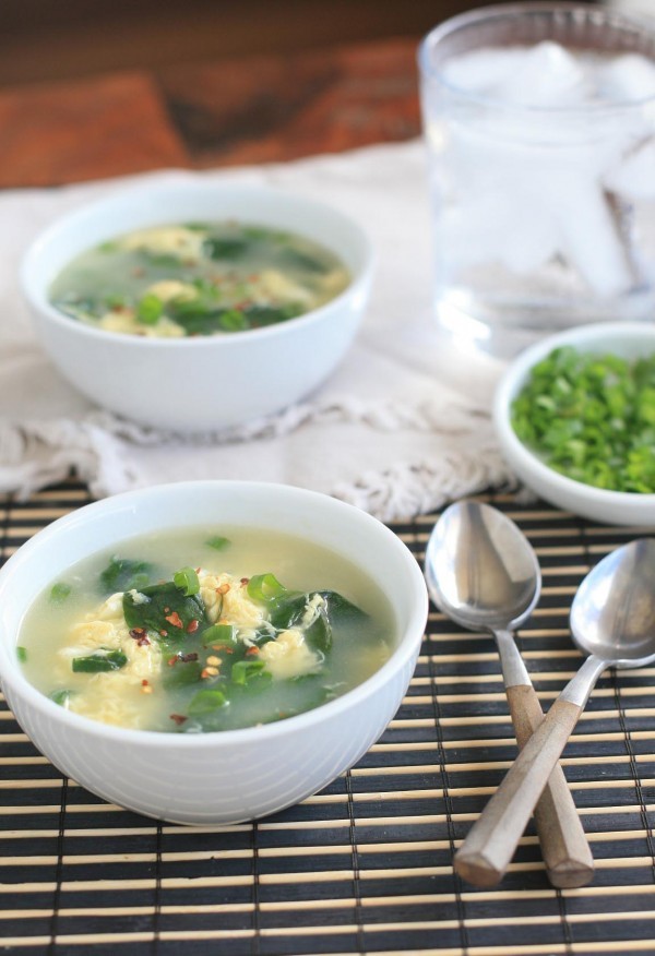 طريقة سريعة لعمل شوربة البيض بالسبانخ طريقة سريعة لعمل شوربة البيض بالسبانخ