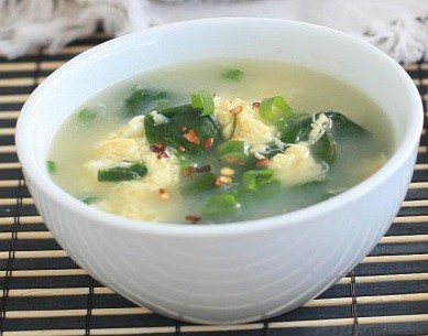 طريقة سريعة لعمل شوربة البيض بالسبانخ طريقة سريعة لعمل شوربة البيض بالسبانخ
