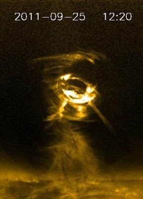 إعصار ناري كبير اندلع على سطح الشمس ، بالصور و الفيديو