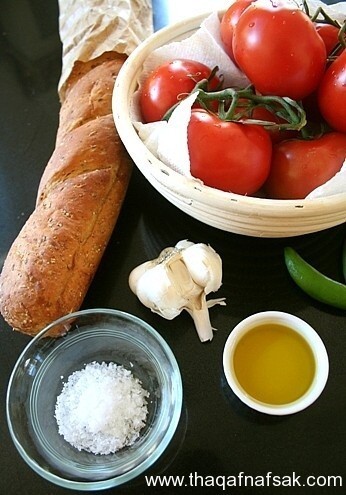 طريقة عمل الخبز المحمص بالصور مع اضافة الطماطم على الطريقة الاسبانية