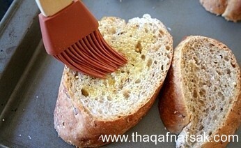 طريقة عمل الخبز المحمص بالصور مع اضافة الطماطم على الطريقة الاسبانية طريقة عمل الخبز المحمص بالصور مع اضافة الطماطم على الطريقة الاسبانية