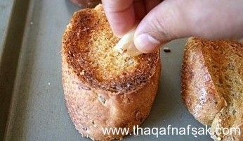 طريقة عمل الخبز المحمص بالصور مع اضافة الطماطم على الطريقة الاسبانية طريقة عمل الخبز المحمص بالصور مع اضافة الطماطم على الطريقة الاسبانية