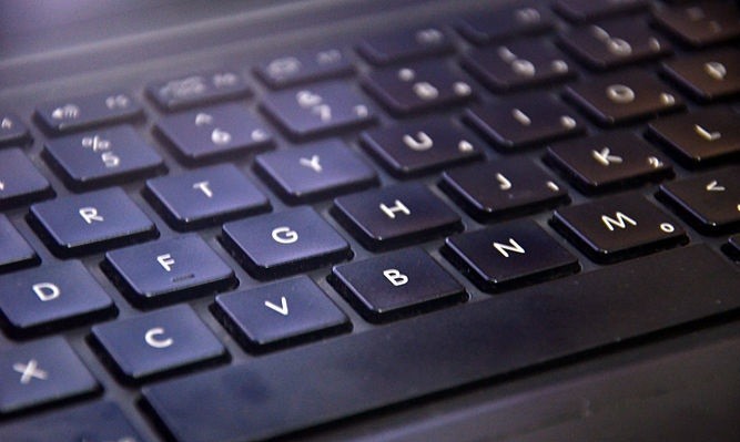 بالصور كيفية تنظيف لوحة مفاتيح اللاب توب بالصور كيفية تنظيف لوحة مفاتيح اللاب توب