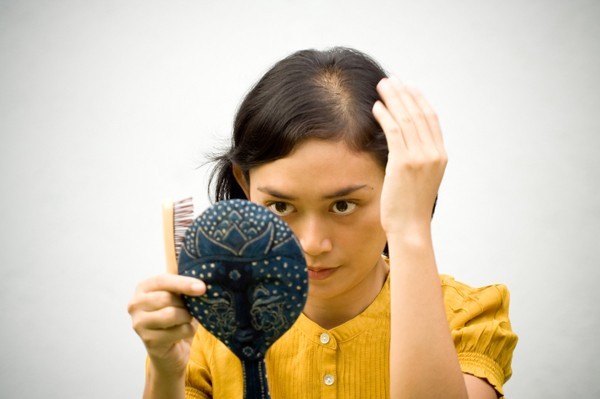 كيف اتخلص من مشكلة تساقط الشعر كيف اتخلص من مشكلة تساقط الشعر