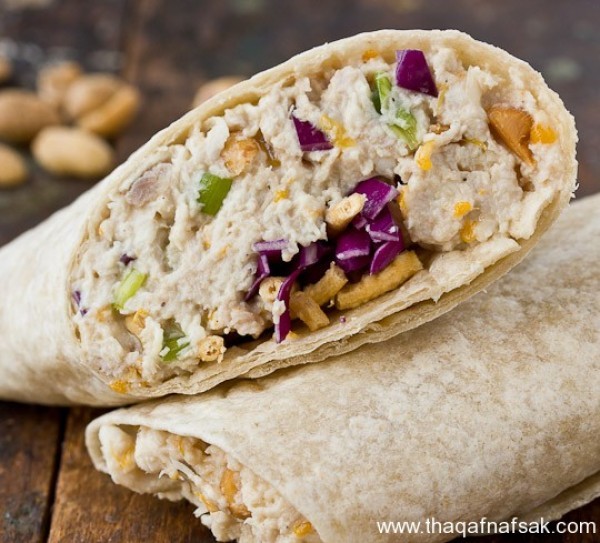 طريقة عمل لفائف سلطة الدجاج بالكاجو