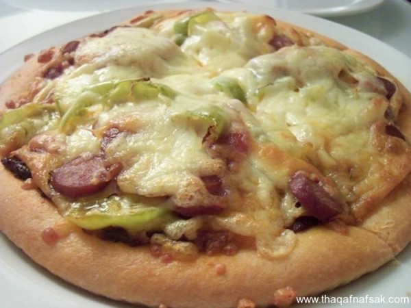 طريقة عمل البيتزا بالسوسيس