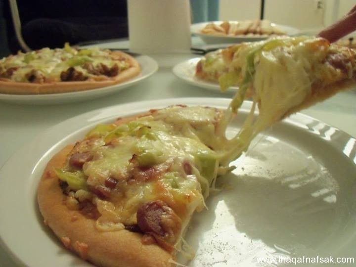 طريقة عمل البيتزا بالسوسيس