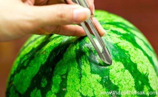 بالصور فكرة مبتكره مع طريقة عمل عصير البطيخ أجعل البطيخة و كأنها قارورة ينسكب منها العصير بالصور فكرة مبتكره مع طريقة عمل عصير البطيخ أجعل البطيخة و كأنها قارورة ينسكب منها العصير