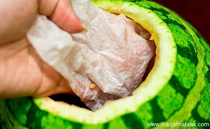 بالصور فكرة مبتكره مع طريقة عمل عصير البطيخ أجعل البطيخة و كأنها قارورة ينسكب منها العصير بالصور فكرة مبتكره مع طريقة عمل عصير البطيخ أجعل البطيخة و كأنها قارورة ينسكب منها العصير