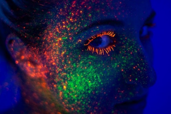 استخدام الكهرباء النيونية لتلوين اللوحات