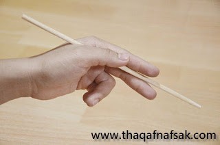 كيف تستخدم عيدان الأكل الآسيوية كيف تستخدم عيدان الأكل الآسيوية