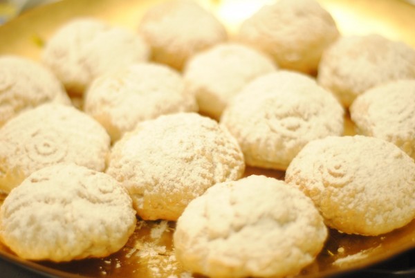 طريقة عمل كعك العيد بالصور المحشو بالمكسرات طريقة عمل كعك العيد بالصور المحشو بالمكسرات