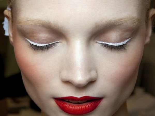 طريقة استخدام محدد العيون الابيض لتكوني أكثر جمالاً