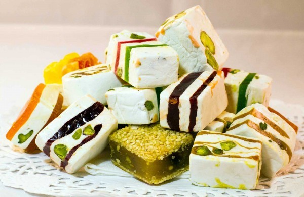 بالخطوات طريقة عمل النوجا بالصور مع اضافة المكسرات اللذيذة