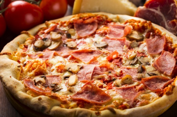 بيتزا لذيذة بطابع شرقي طريقة عمل بيتزا البسطرمة الشهية