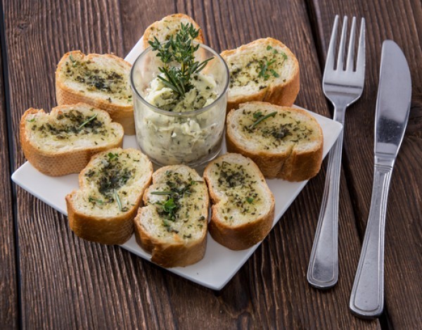 وصفة خفيفة و لذيذة طريقة عمل الخبز بالثوم بالصور مع إضافة الاعشاب