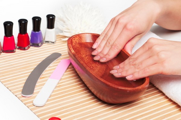 أهم النصائح والخطوات بالصور التي تعلمك كيف تعتني بيدك وأظافرك ؟