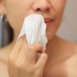 اهم الخطوات لتفتيح المناطق الداكنة حول الشفاة اهم الخطوات لتفتيح المناطق الداكنة حول الشفاة