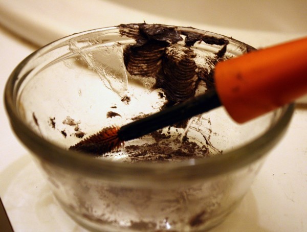 بنفسك في المنزل تعلمي طريقة عمل الماسكرا بالصور والخطوات