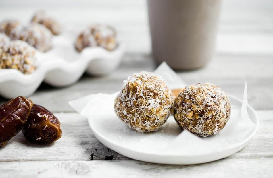 طريقة عمل كرات التمر بجوز الهند بالصور حلوى لذيذة بقيمة غذائية مرتفعة