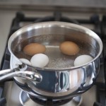 تعلم طريقة سلق البيض بالصور ليكون ناضج غير نيئ وغير مُكسر
