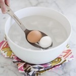 تعلم طريقة سلق البيض بالصور ليكون ناضج غير نيئ وغير مُكسر