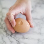 تعلم طريقة سلق البيض بالصور ليكون ناضج غير نيئ وغير مُكسر