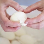 تعلم طريقة سلق البيض بالصور ليكون ناضج غير نيئ وغير مُكسر