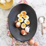 تعلم طريقة سلق البيض بالصور ليكون ناضج غير نيئ وغير مُكسر