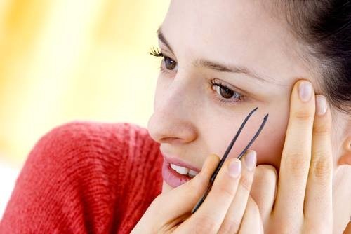 مزايا و عيوب ازالة الشعر بالملقاط و إرشادات لإستخدامه بشكل صحيح